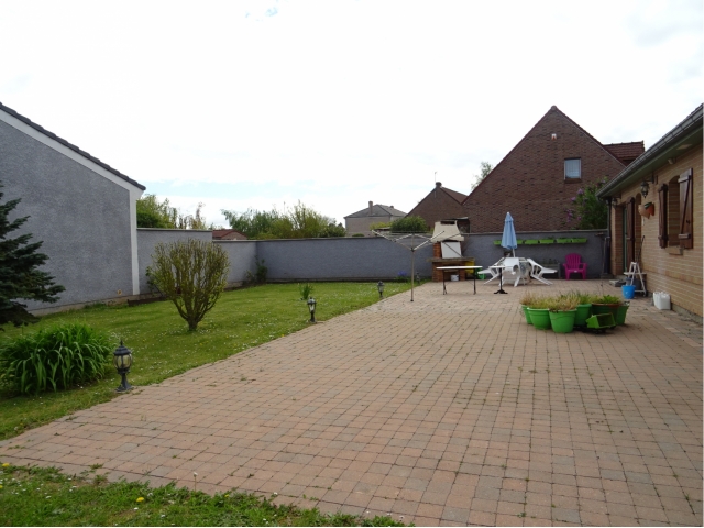 jardin-cloture-gazon-arbres-electricite-salon-ecole-centre ville-intermarche