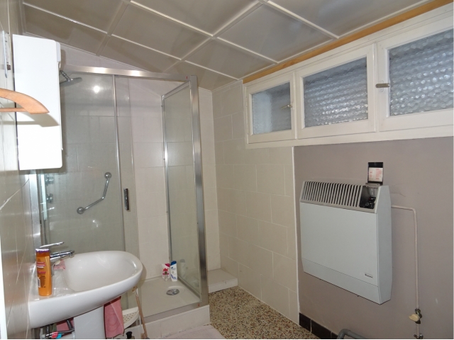 salle de bains-douche-lavabo- baignoire-laverie