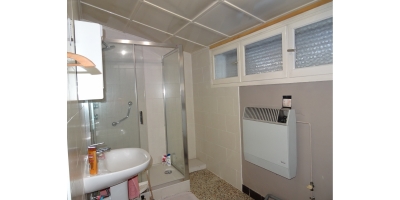 salle de bains-douche-lavabo- baignoire-laverie